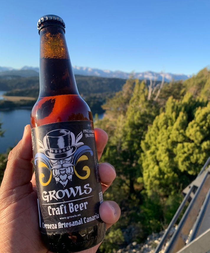 Botella de Growls Craft Beer con paisaje canario de fondo